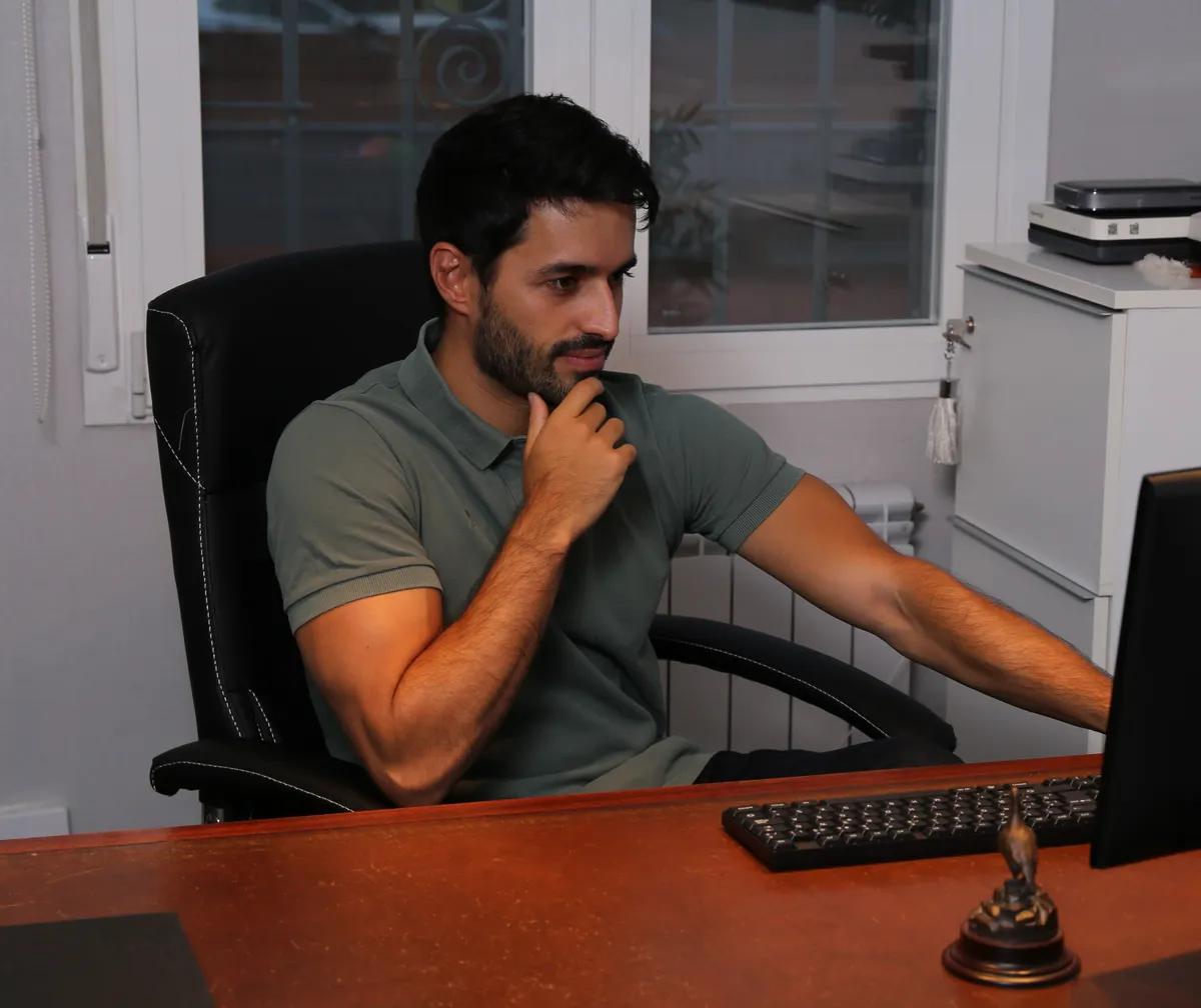 Nicolás Usandizaga revisando el caso de un paciente en su consulta